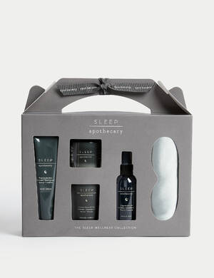 marksandspencer_XMAS2023_GIFTSHOP_T20_0635_Apothecary SLEEP darkova sada_maska na spani_krem na ruce_svicka_sprej na polstar_levandule eukalyptus vetiver jasmin_599Kc.jpg